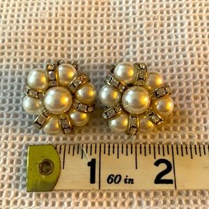 Earrings  costume vintage like new round pearl and rhinestone clip on earrings